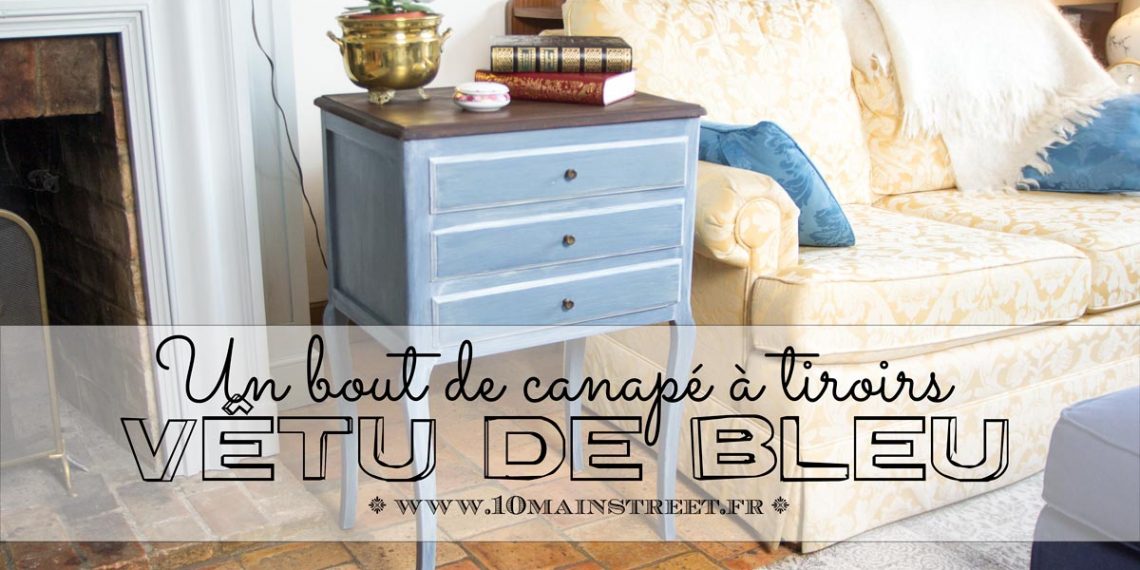 Un bout de canapé à tiroirs vêtu de bleu
