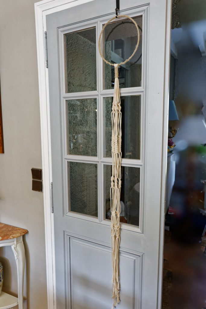 Suspension à plante en macramé à traîne courte presque terminée