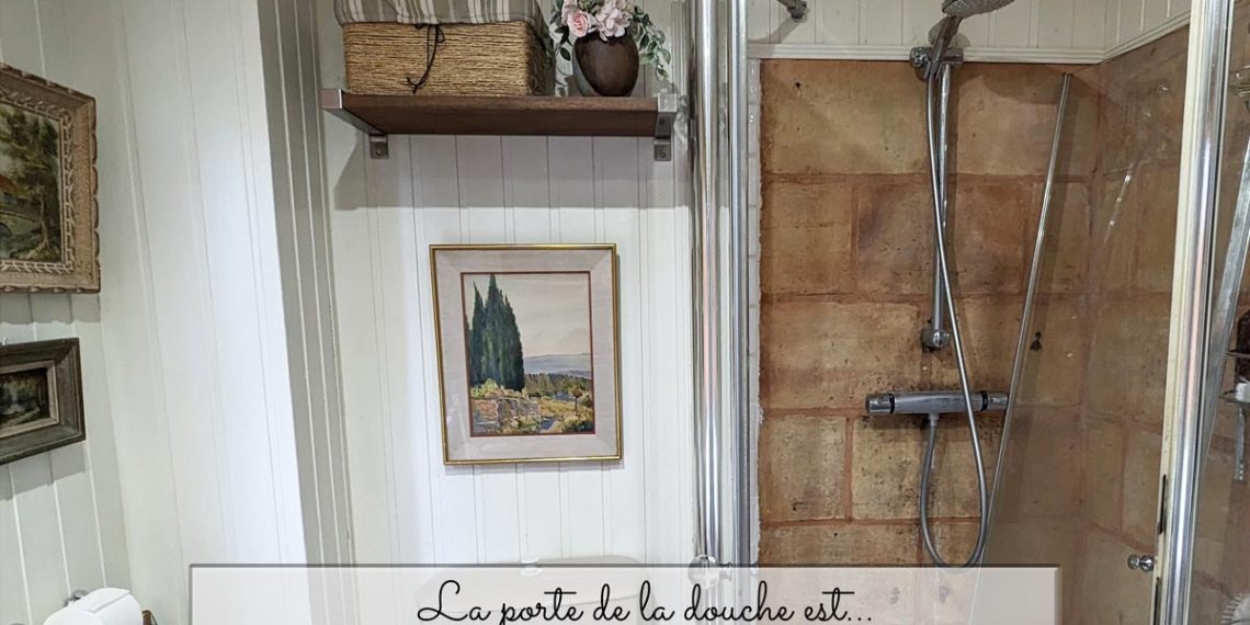 La porte de la douche est tombée !