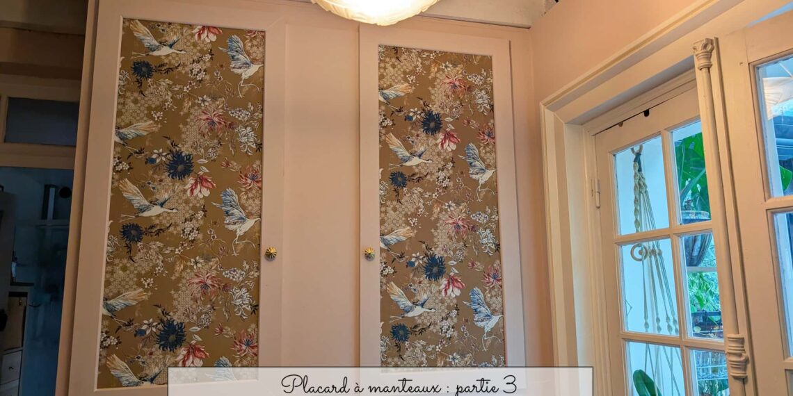 Les portes du placard à manteaux