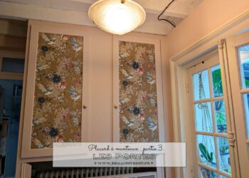 Les portes du placard à manteaux