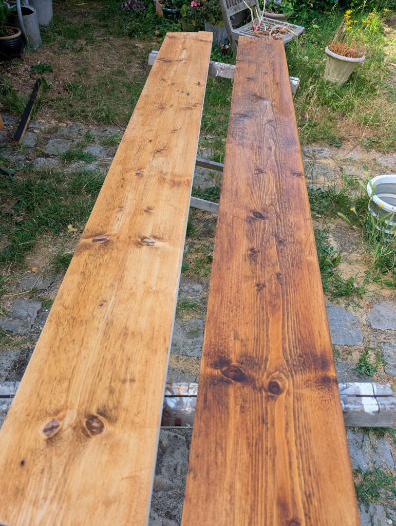 Brou de noix sur planches en pin