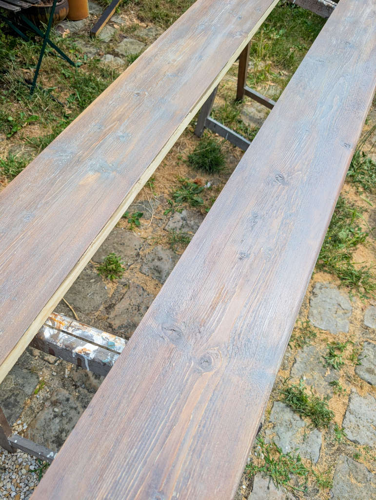 Vernis gris sur planches teinté au brou de noix